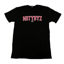 Load image into Gallery viewer, NB &quot;NRTYBYZ&quot; BLOCK T-SHIRT (BLACK/PINK)
