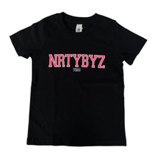 Load image into Gallery viewer, KIDZ- NRTYBYZ BLOCK LOGO T-SHIRT (BLACK/PINK)
