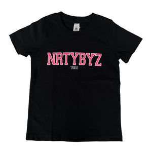 KIDZ- NRTYBYZ BLOCK LOGO T-SHIRT (BLACK/PINK)