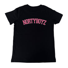 Load image into Gallery viewer, KIDZ- NRTYBYZ BLOCK LOGO T-SHIRT (BLACK/PINK)
